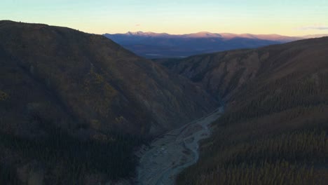 Burwash-Creek-Und-Berge-Im-Kluane-Nationalpark-Und-Reservat