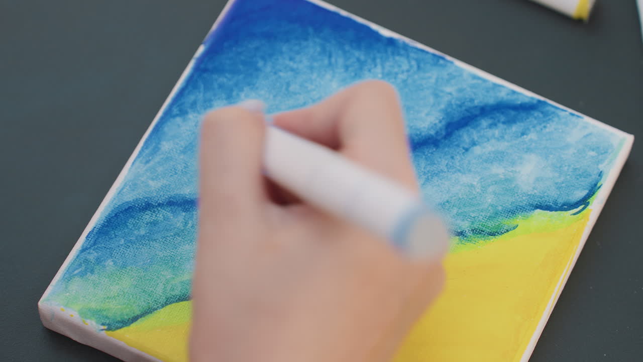 obra de arte oceánica en miniatura, pequeño paisaje marino íntimo con colores en capas y efectos de textura, representación detallada en primer plano de un paisaje marino en miniatura con lavados vibrantes y superficie texturizada