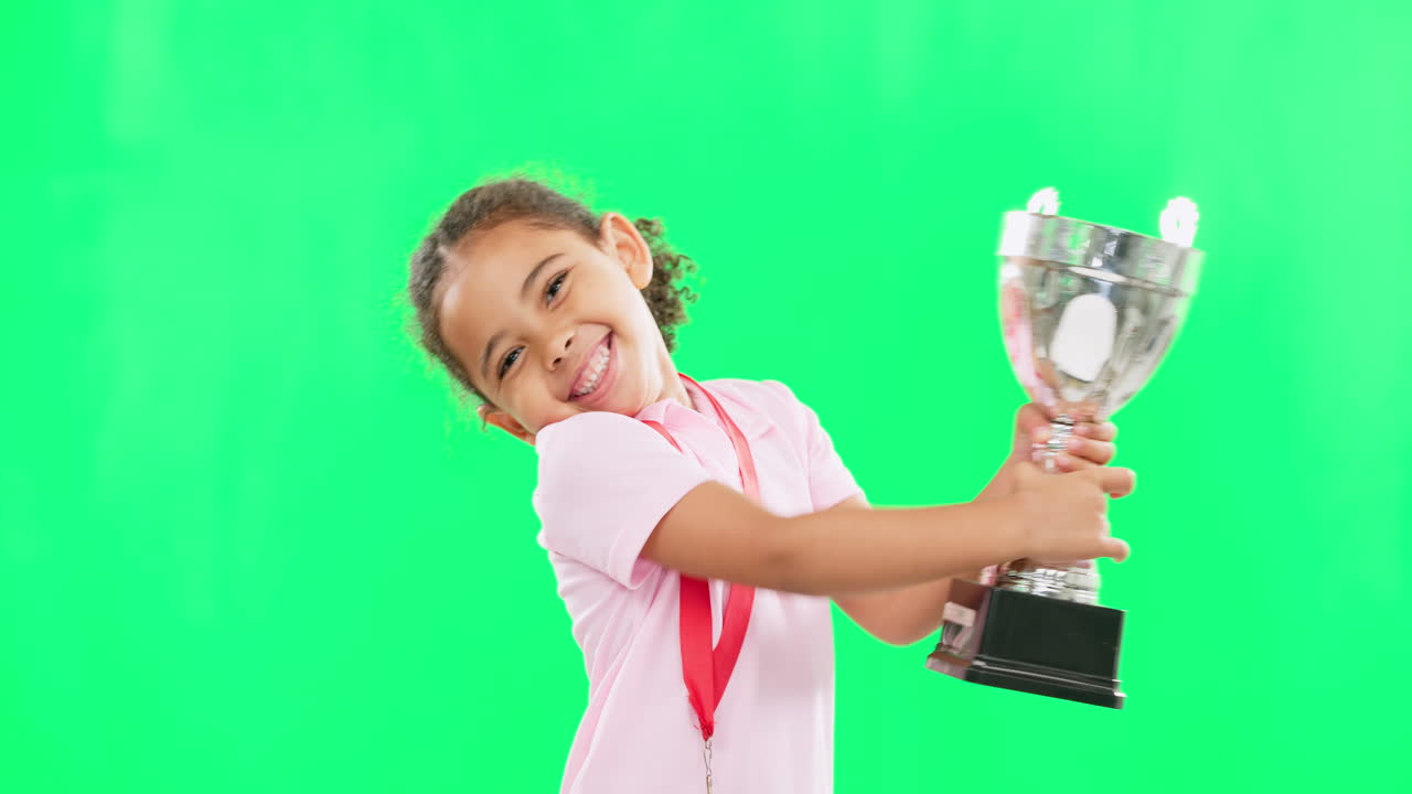 행복, 우승 및 트로피와 함께 아이의 얼굴