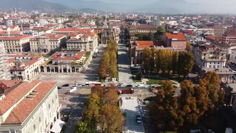 Bergamo-city-downtown-and-traffic-in-street,-aerial-ascend-view