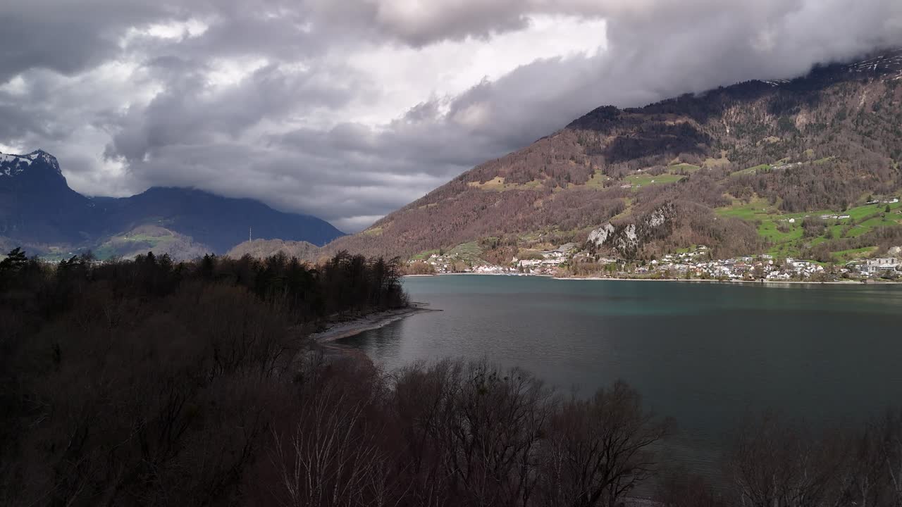 İsviçre'deki Walensee Gölü Walen'in üzerindeki bulutlu gökyüzü, Alp tatlı su vadisi