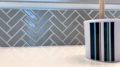 aplicación de sellador en azulejos para salpicaduras de baños.