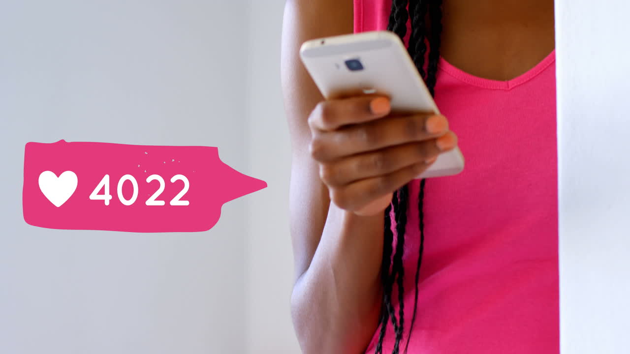 mujer apoyada contra una pared enviando mensajes de texto 4k