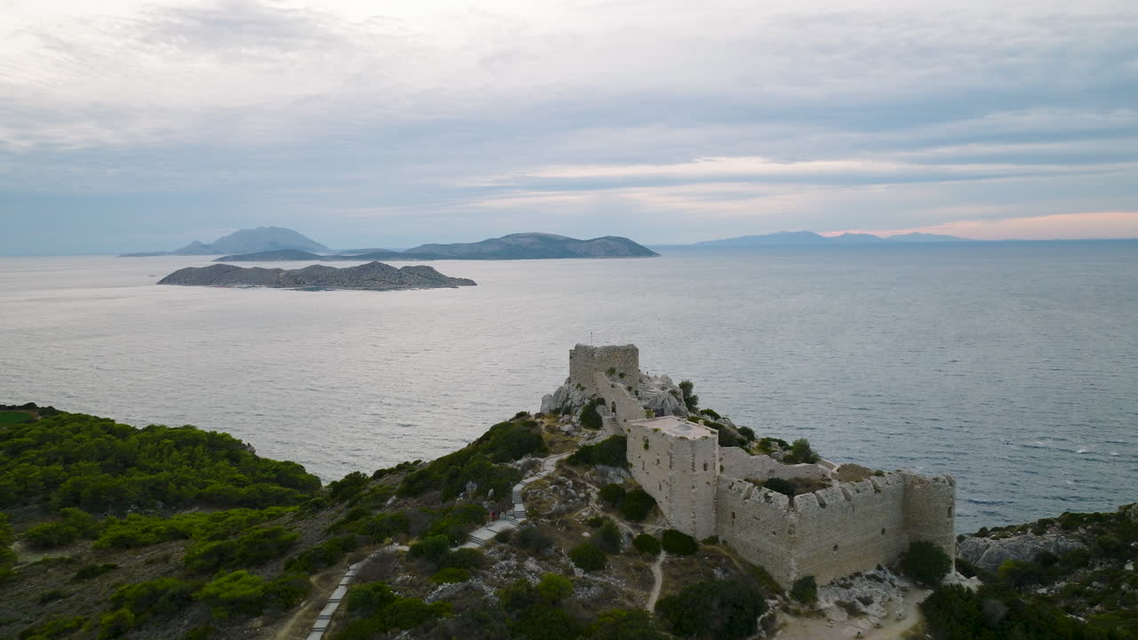 castillo kritinia en la cima de una colina con vistas al mar egeo