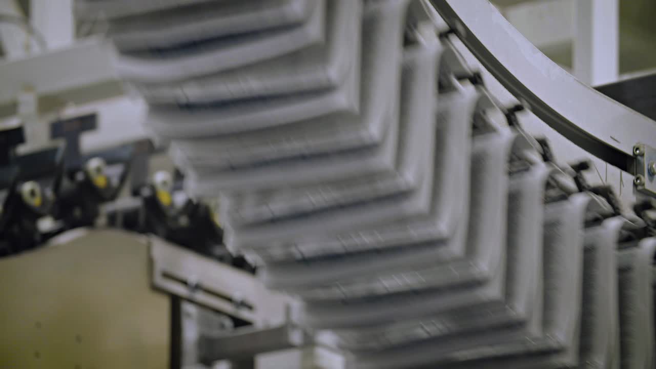 신문은 신문 공장에서 오버헤드 컨베이어 벨트를 따라 움직입니다.