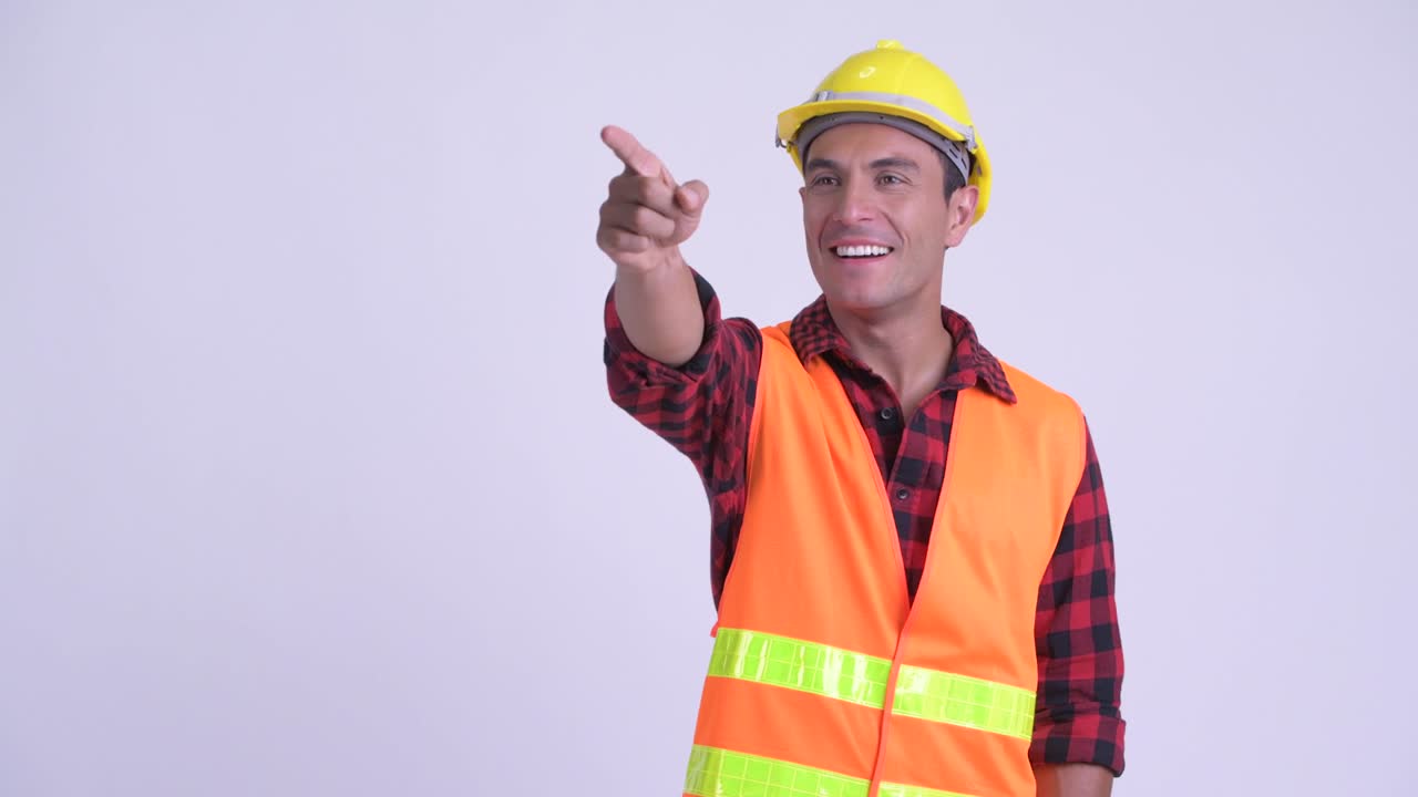 joven y guapo hombre hispano trabajador de la construcción