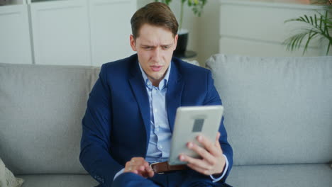 conversación en video de un hombre de negocios confiado