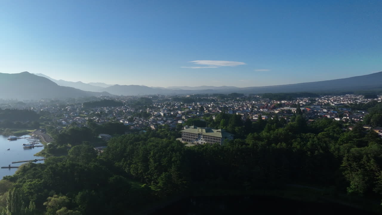 일본의 여름 해가 뜨는 후지카와구치코와 후지산 산의 파노라마 드론 촬영