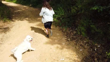 Un-Hombre-Persigue-A-Una-Mujer-Colina-Arriba-Con-Su-Perro-Caminando-En-Las-Montañas-De-California-En-Cámara-Lenta