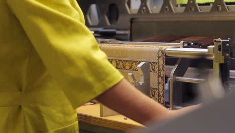 trabajadora que trabaja en una máquina de tejer. proceso de producción de tejidos