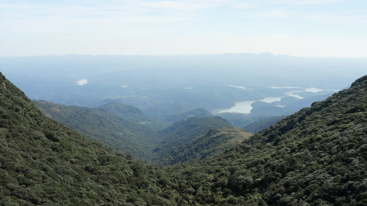 vista aérea avanzando entre dos montañas tropicales de selva tropical, brasil, américa del sur