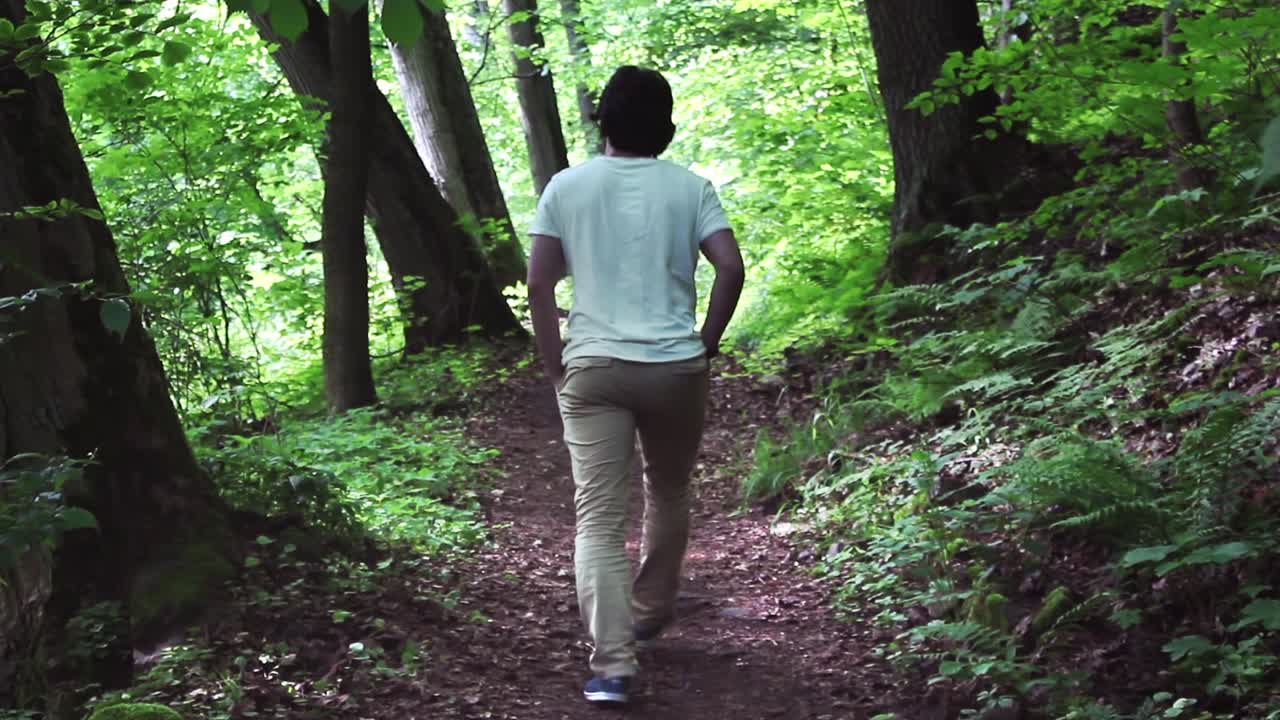 숲 공원에서  ⁇ 고 있는 젊은이 1