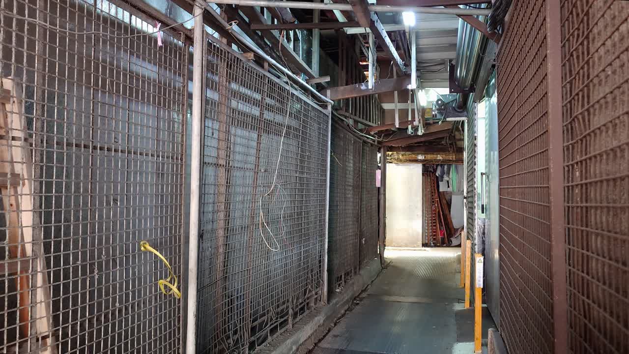 снимка заброшенных закрытых магазинов на оптовом фруктовом рынке в яу-ма-тей во время солнечного дня в гонконге