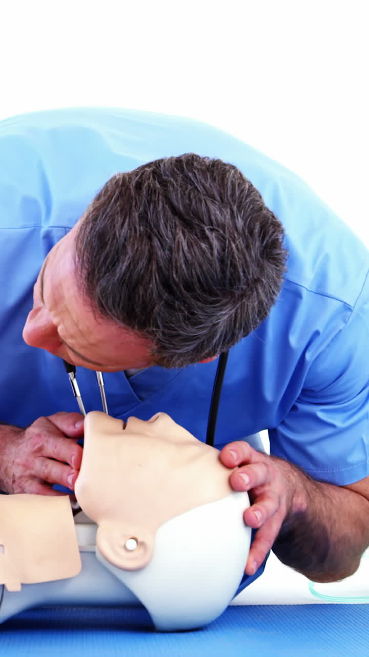 paramédico masculino durante el entrenamiento de reanimación cardiopulmonar