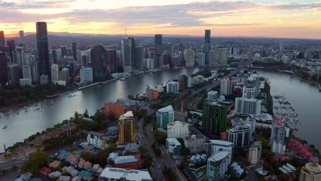 Horizonte-De-La-Ciudad-De-Brisbane-Desde-Kangaroo-Point-Al-Atardecer-En-Queensland,-Australia