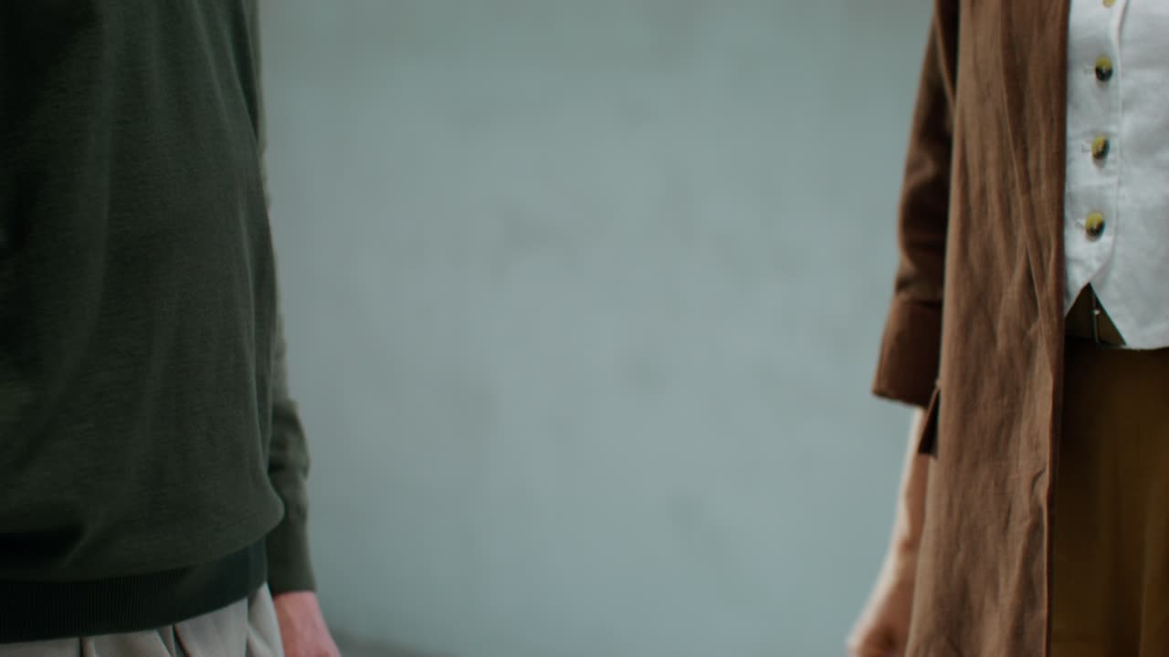 Un apretón de manos de negocios.