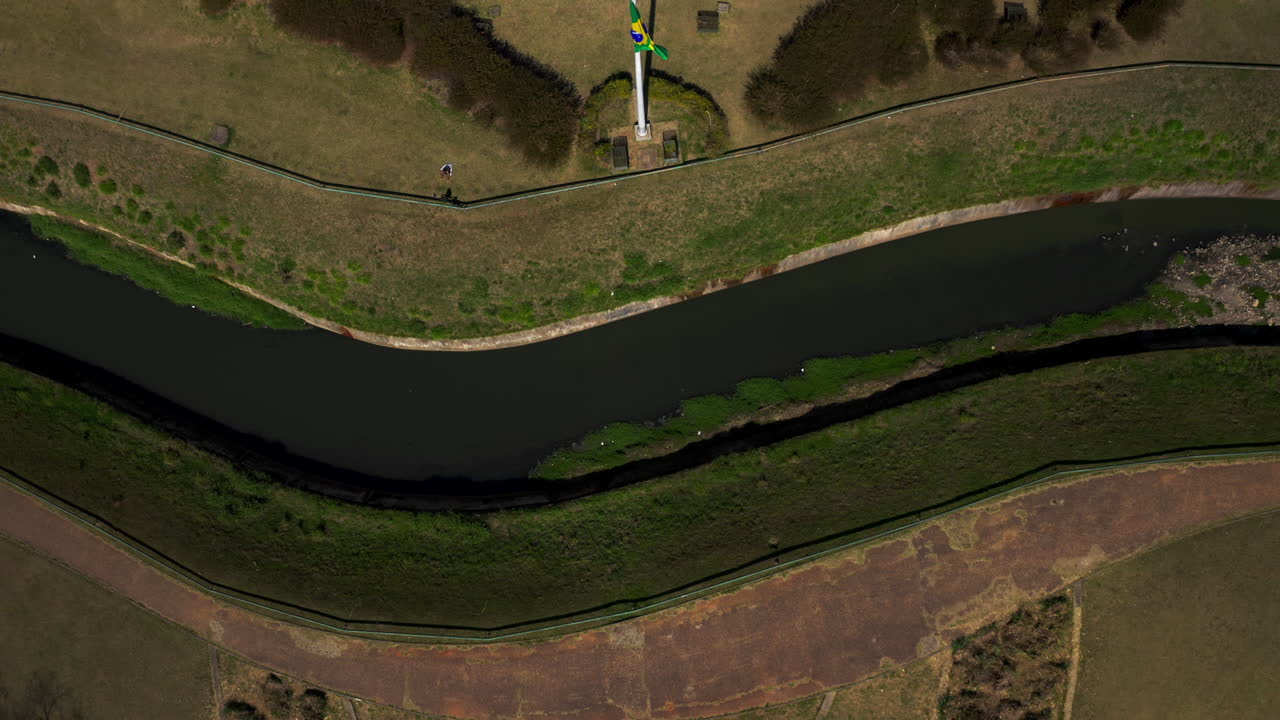 toma cenital de arriba hacia abajo de la fuente del arroyo del río ipiranga en são paulo, donde dom pedro i proclamó la independencia de brasil en septiembre, 07 de 1822, sacando-1