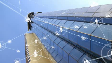 animación de una red de iconos digitales sobre una vista de ángulo bajo de un edificio alto contra el cielo azul.