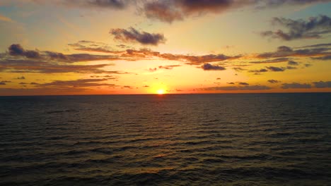 Vista-Aérea-Del-Horizonte-Del-Atardecer-Sobre-El-Mar