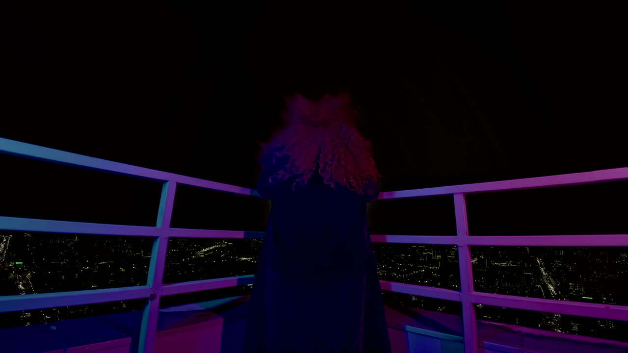 mujer en un techo por la noche