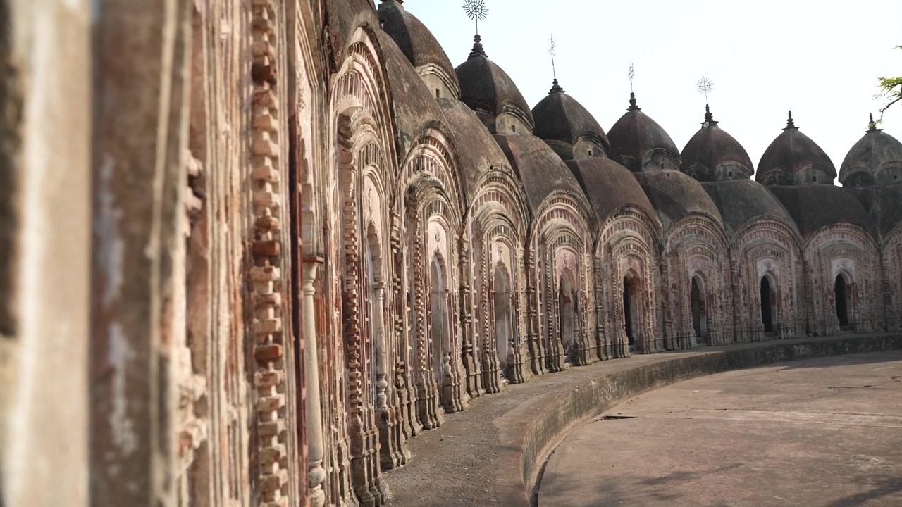 Questo luogo è chiamato "108 Templi di Shiva" perché è composto da 108 templi di Shiva. Si trova a Kalna, nel distretto di Bardwan, nel Bengala Occidentale.