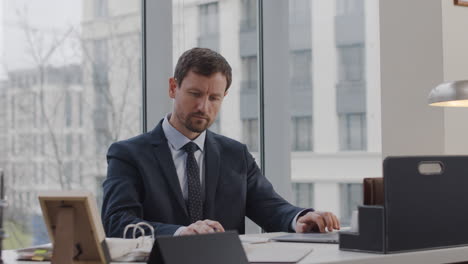 Eleganter-Mann,-Der-Im-Büro-Arbeitet