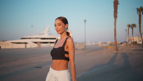 mujer elegante en el puerto
