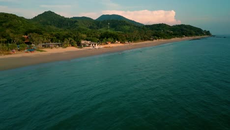 Imágenes-Cinematográficas-De-Drones-De-Naturaleza-Cinematográfica-De-4k-De-Una-Vista-Aérea-Panorámica-De-Las-Hermosas-Playas-Y-Montañas-En-La-Isla-De-Koh-Lanta-En-Krabi,-Sur-De-Tailandia,-Durante-La-Puesta-De-Sol