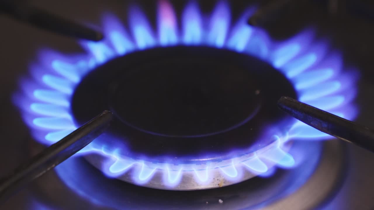 огонь загорается в горелке газовой плиты.