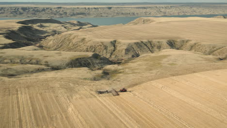 siembra en tierras agrícolas en canadá en el lago diefenbaker, toma aérea de drones
