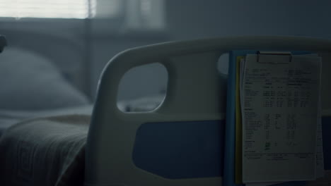 cama de clínica em enfermaria vazia esperando paciente. serviço médico de saúde contemporâneo.