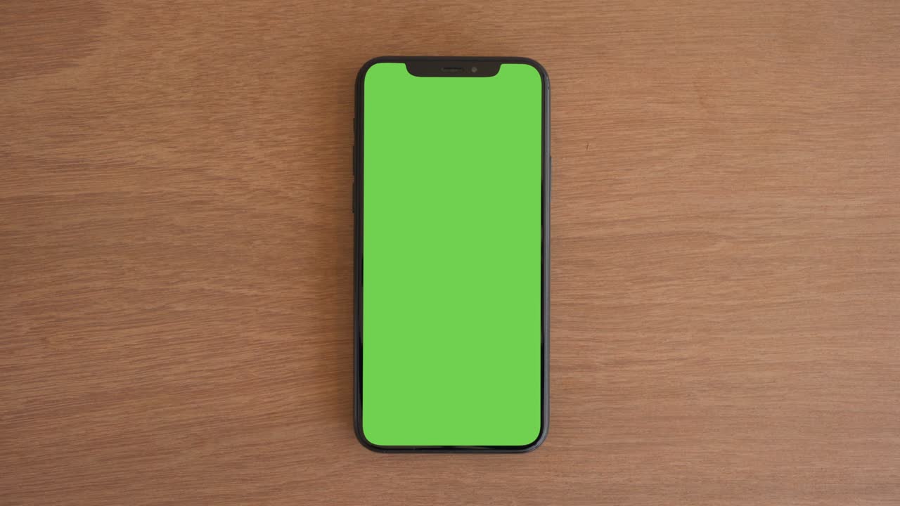 el teléfono inteligente se coloca en la mesa de madera.