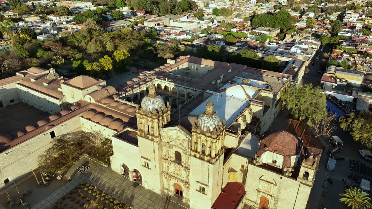 vista aérea de la iglesia de santo domingo y el paisaje urbano de oaxaca méxico, punto de referencia icónico y barrio del centro a la luz del sol de la hora dorada