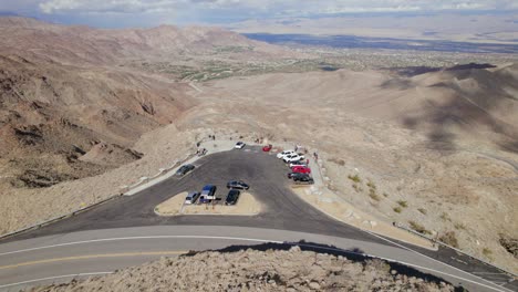 órbita cercana aérea del punto de vista en la autopista 74 en el sur de california con varios turistas disfrutando de la vista