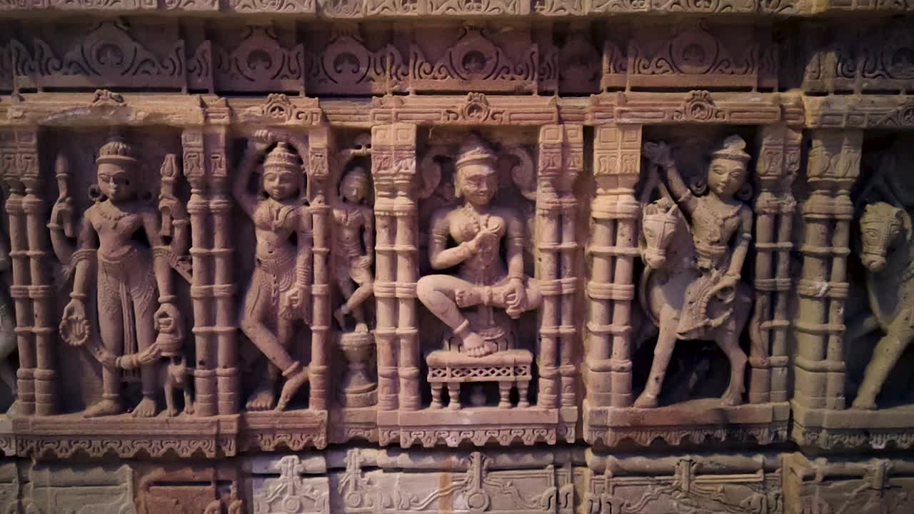 Sculture murali di Hatkeshwar Mahadev Mandir, Vadnagar, Gujarat, India, che mostrano l'antica arte scultorea in pietra indù, l'artigianato tradizionale, la cultura e la storia