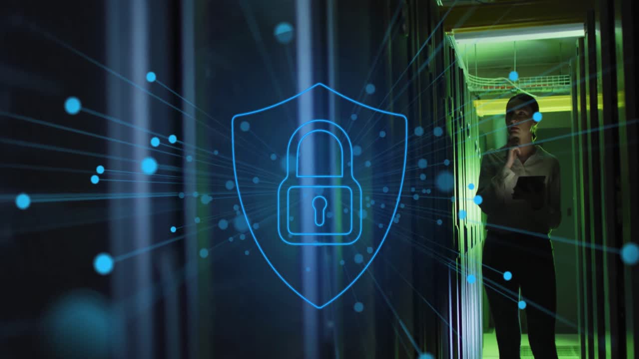 animación de candado digital y datos sobre mujer caucásica trabajando en la sala de servidores