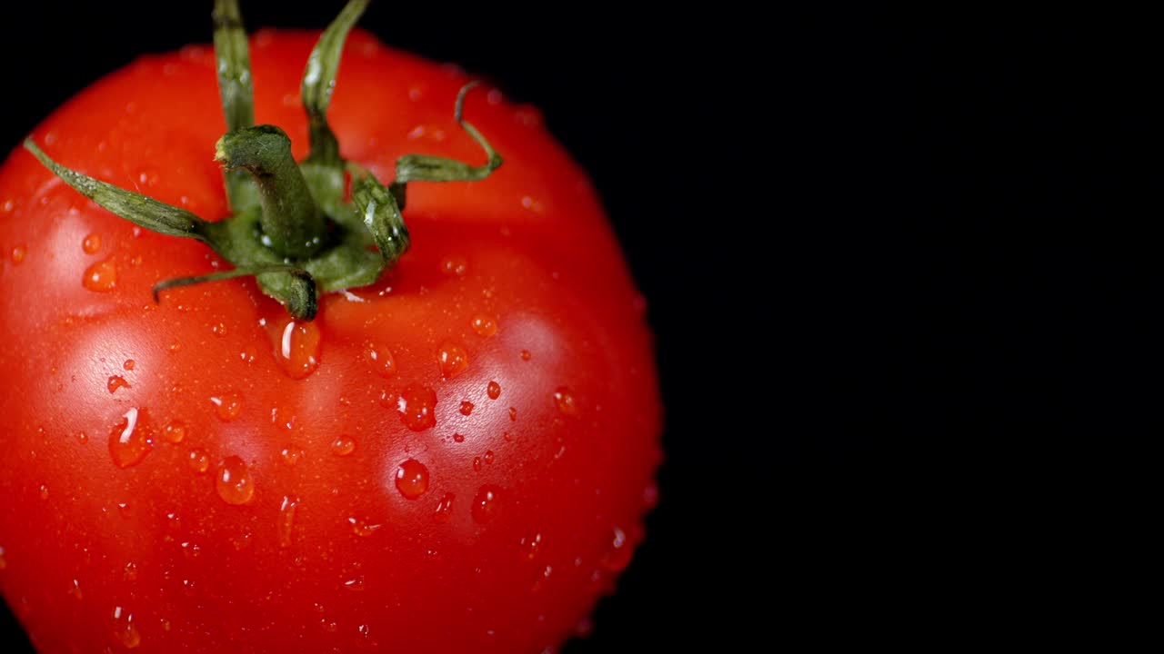 한 은 토마토가 떨어지는 물방울.
