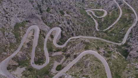 drone vista de coll dels reis es un destino popular para los entusiastas del ciclismo, vista aérea