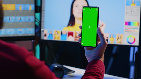 editor de fotos siguiendo la guía en el teléfono inteligente de pantalla verde sobre el uso de software de retoque