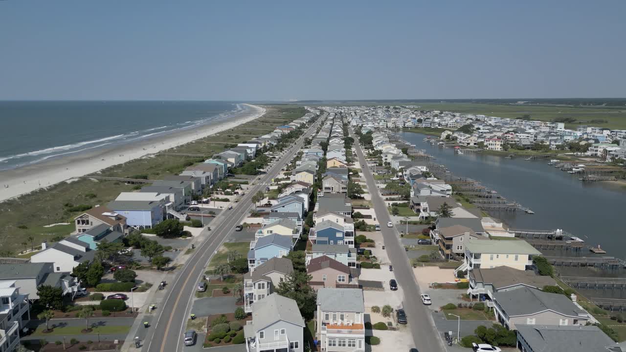 Ripresa drone 4K che sorvola le strade di Sunset Beach, NC, in una giornata luminosa e soleggiata