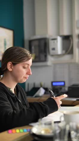 mujer trabajando en un escritorio en una oficina