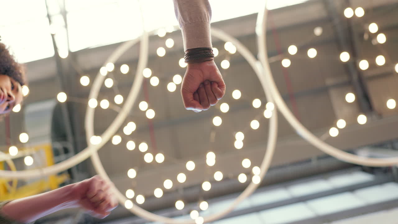 golpe de puño, trabajo en equipo y gente de negocios haciendo equipo