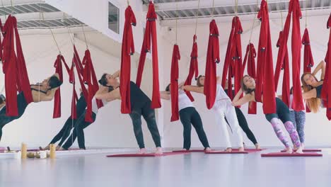 Frauen-Stehen-In-Der-Modernen-Tadasana-Fly-Yoga-Pose-Mit-Hängematten