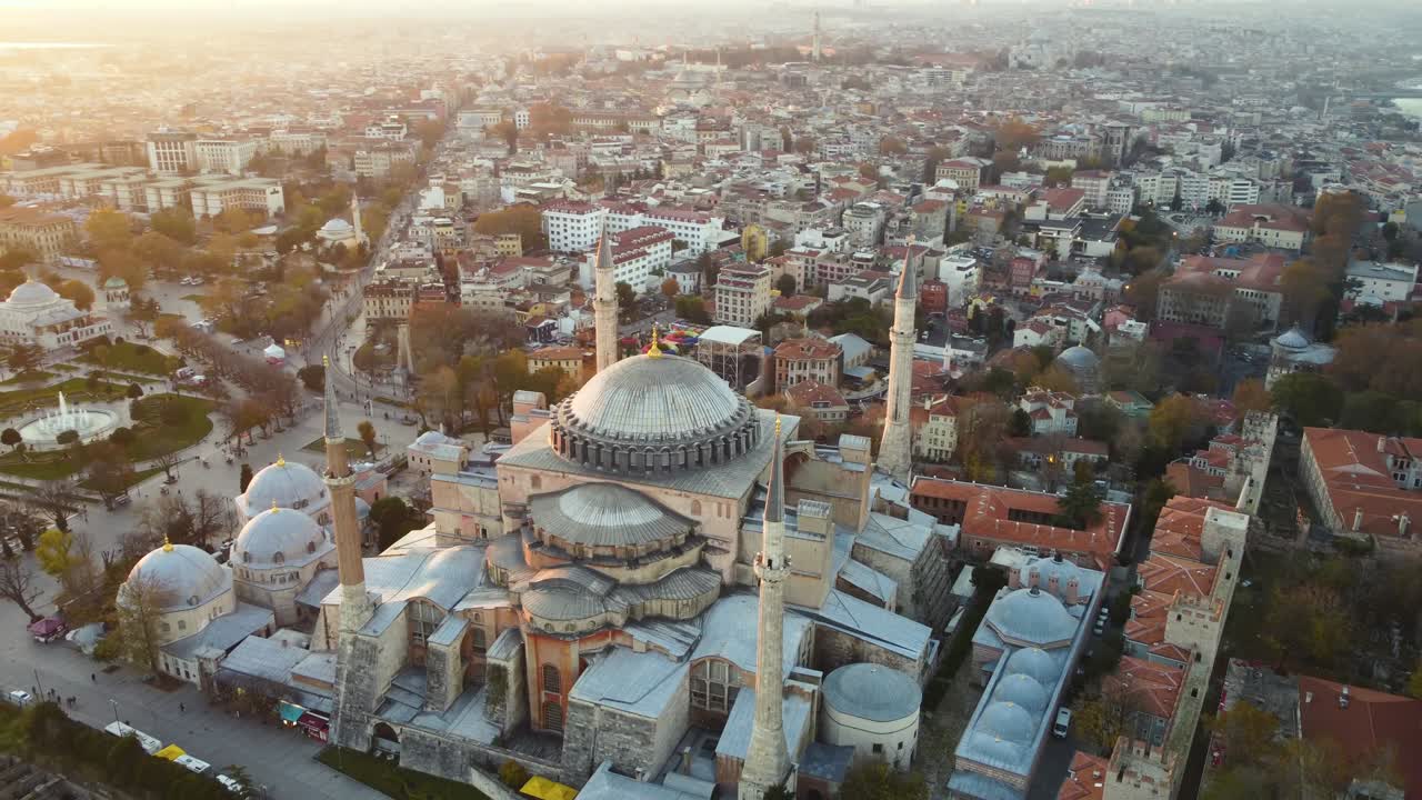 la ciudad más grande de turquía al amanecer. vista aérea de la mezquita de hagia sophia y vista de estambul durante el día