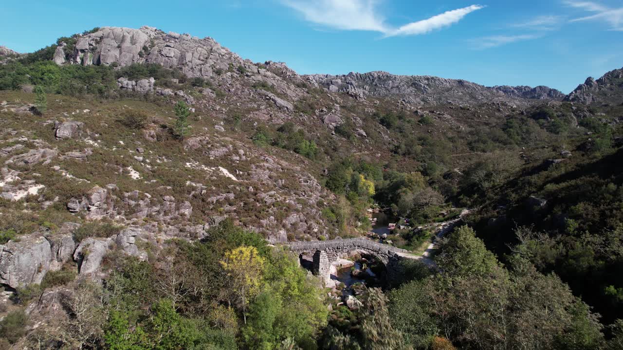volando sobre el antiguo puente de piedra sobre el hermoso río