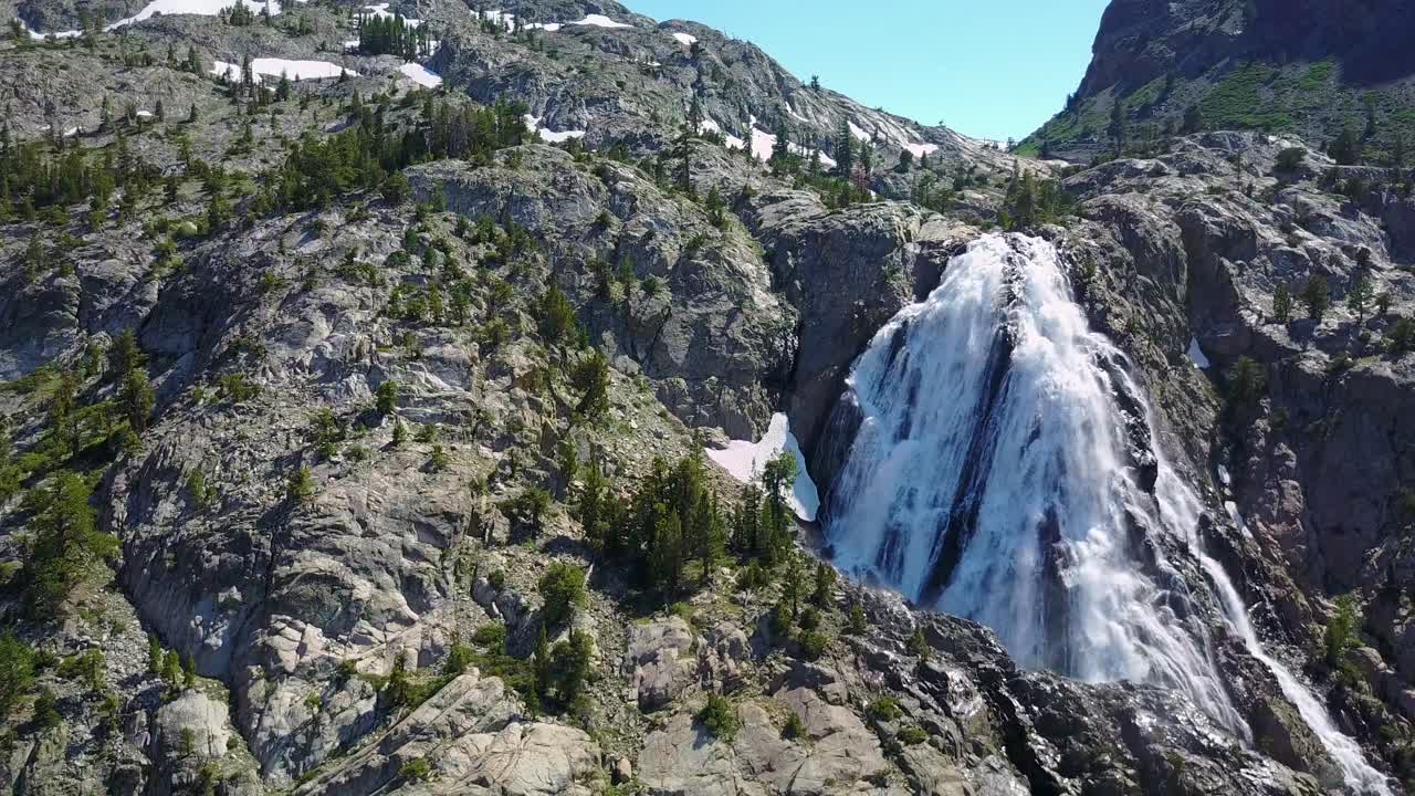 Hermosa vista aérea de una cascada embravecida cerca del Parque Nacional Yosemite, California 1