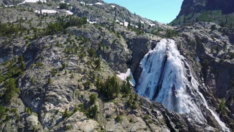 bella antenna sopra la cascata infuriata vicino al parco nazionale di yosemite in california 1