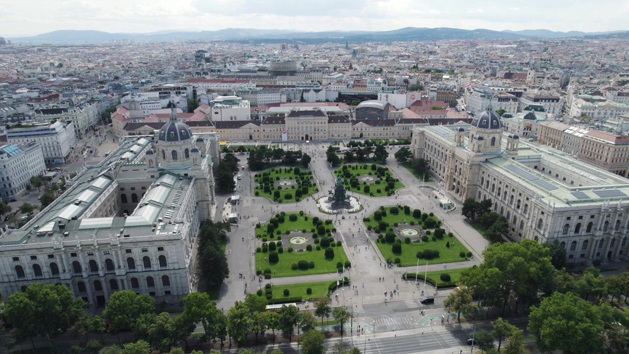 Majestosa Maria Theresien Platz com a paisagem urbana de Viena ao fundo, tomada aérea orbital