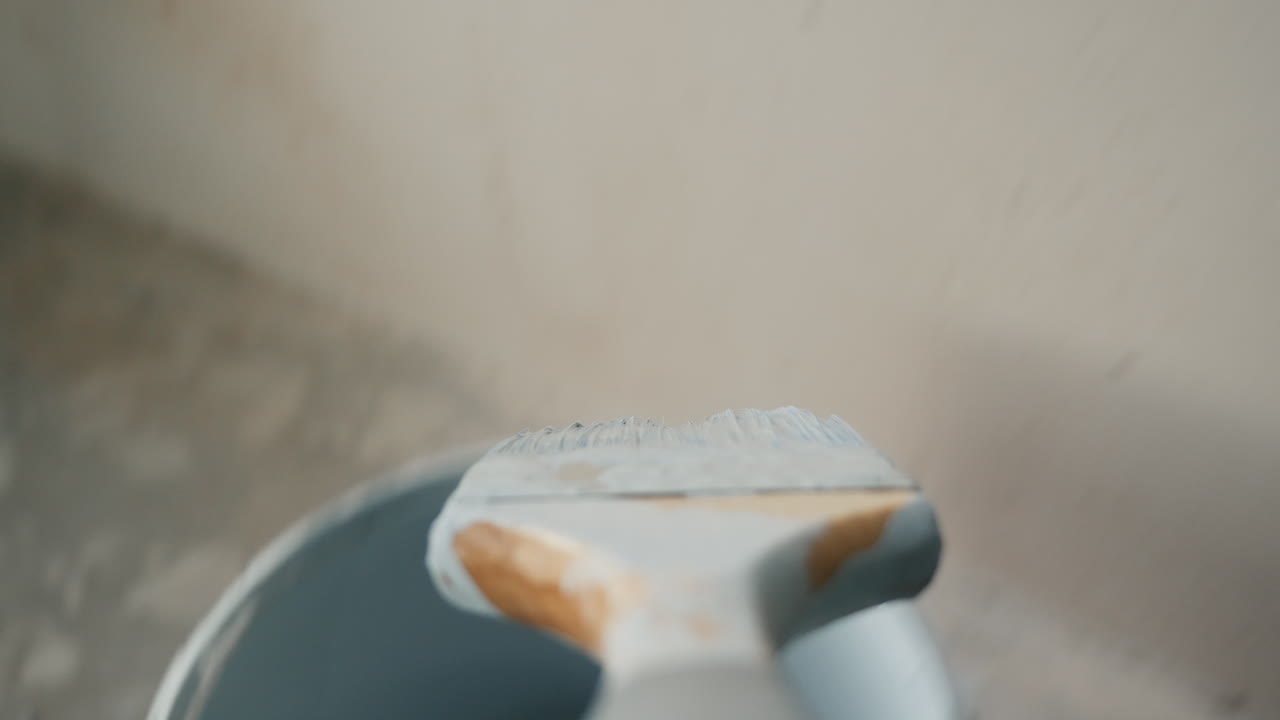 pov - 빌더가 벽을 칠합니다.