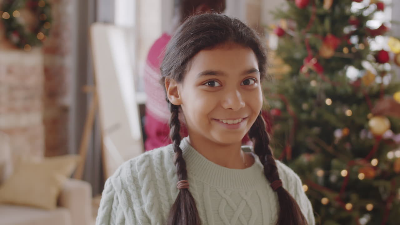 retrato de una niña afroamericana en navidad en casa